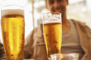 Uống bia điều độ giúp phái mạnh sung mãn